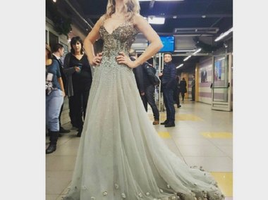 Slide image for gallery: 5932 | А вот сама Валерия надела длинное и очень романтичное платье, верх которого был расшит блестками. Красиво!