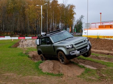 slide image for gallery: 27037 | Land Rover Defender Offroad