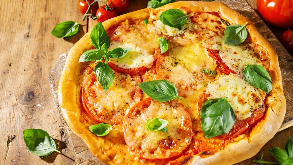 Слоеная пицца с сыром и помидорами. Слоеная пицца с сыром и помидорами.