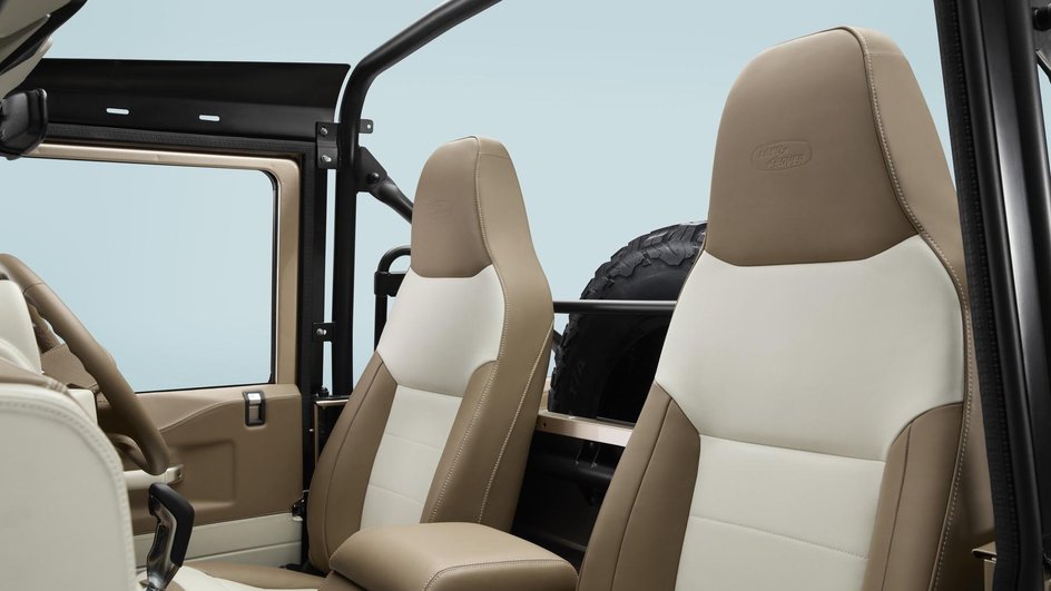 Land Rover возобновил выпуск Defender с мягким верхом Land Rover возобновил выпуск Defender с мягким верхом