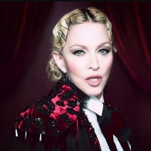 В новом клипе на песню Living For Love Мадонна танцует в расшитом вручную жакете и брюках с лампасами, созданных российским дизайнером Ульяной Сергеенко