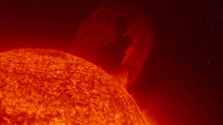 В космос выброшена плазменная структура размером больше 1 млн км В космос выброшена плазменная структура размером больше 1 млн км