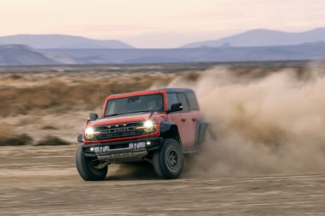 ford-bronco-raptor-breaks-cover-with-400-horsepower-and-extreme-off-roading-skills_15.jpeg