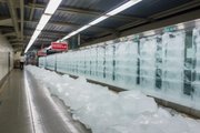 Лед в метро