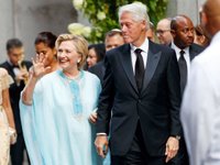 Content image for: 496563 | Образ дня: Хиллари Клинтон в голубом платье-кафтане