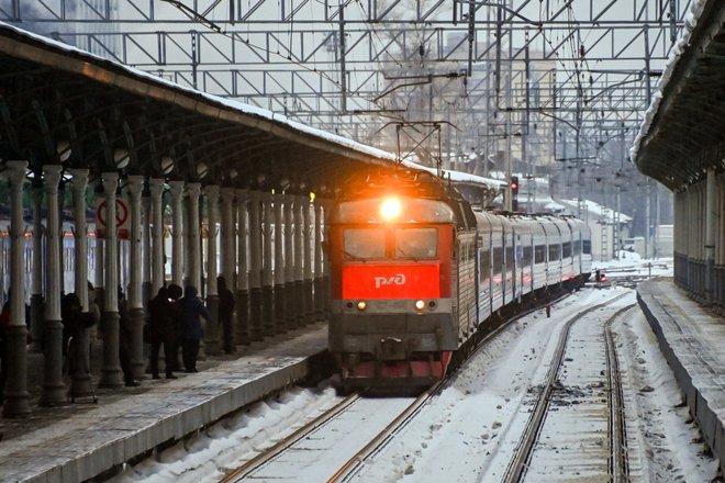 Пассажирский поезд "Минск-Москва" прибывает на Белорусский вокзал в Москве