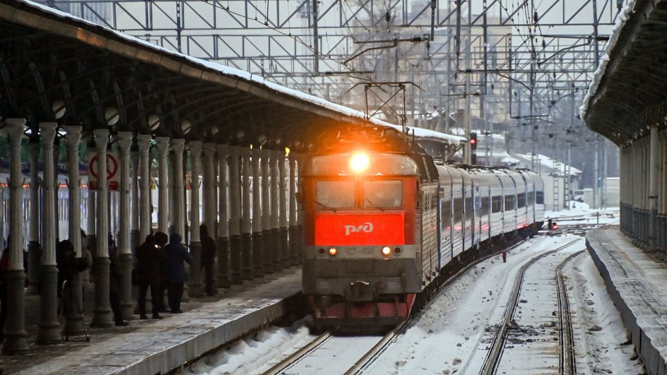 Пассажирский поезд "Минск-Москва" прибывает на Белорусский вокзал в Москве Пассажирский поезд "Минск-Москва" прибывает на Белорусский вокзал в Москве