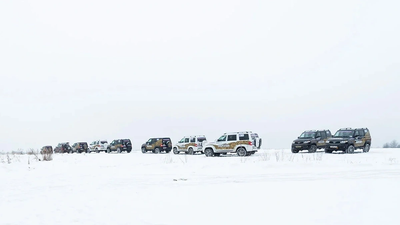 Вереница внедорожников «УАЗ» во время путешествия, организованного Adventures Overland по зимней России