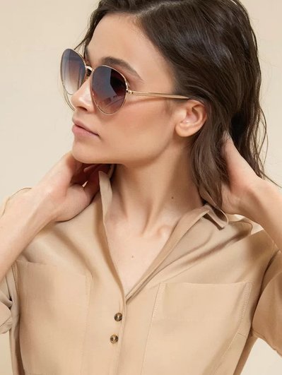 Модель в бежевом платье и очках-авиаторах фирмы Zarina Модель в бежевом платье и очках-авиаторах фирмы Zarina