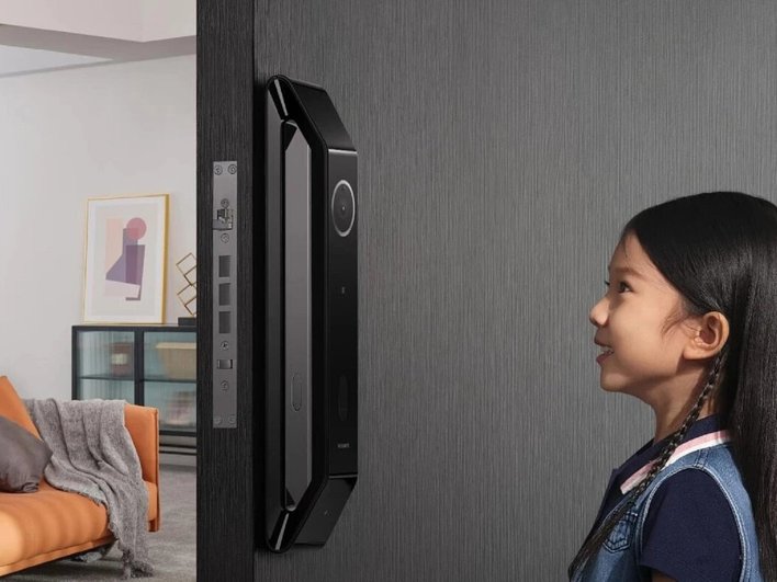 Huawei Smart Door Lock 2 и девочка Huawei Smart Door Lock 2 и девочка