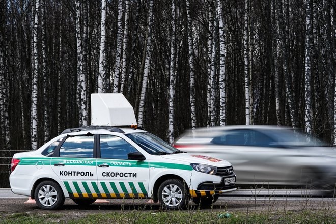 Автомобиль службы контроля скорости на трассе в Московской области