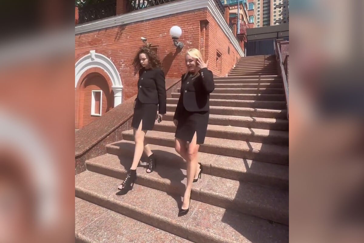 Довлатова прошлась по Москве с 17-летней дочерью в одинаковых костюмах с мини-юбкой Довлатова прошлась по Москве с 17-летней дочерью в одинаковых костюмах с мини-юбкой