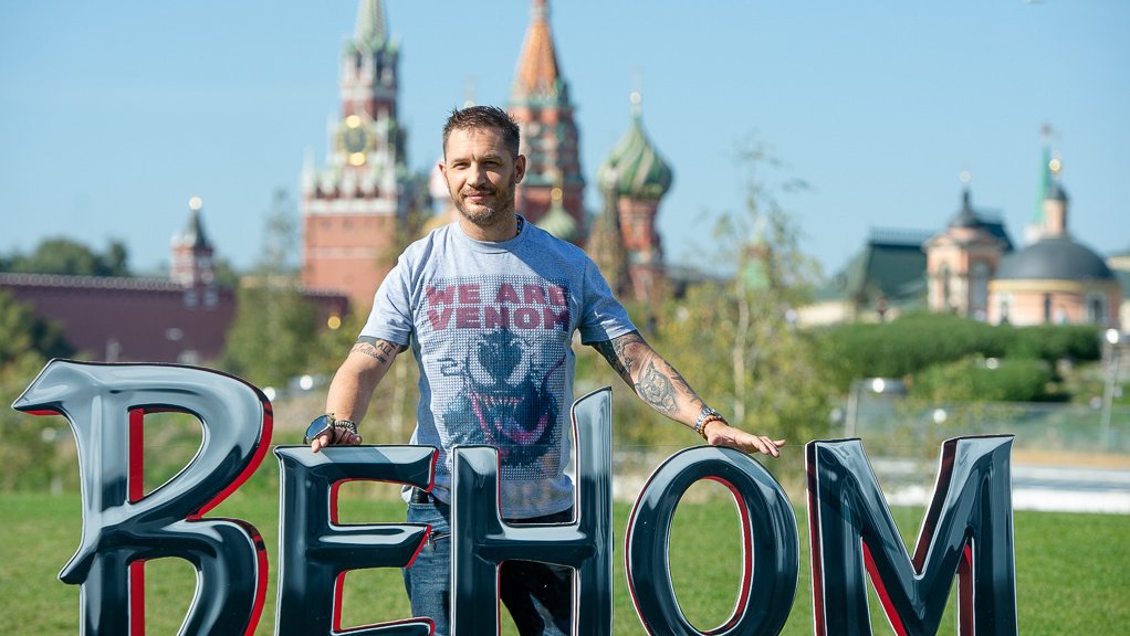 Выход том. Том Харди в метро Москвы. Харди Веном Москва. Харди моя Вселенная. Том Харди флаг России.