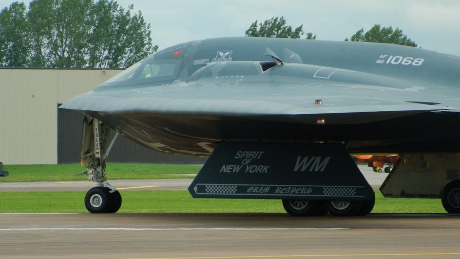 Бомбардировщик Northrop B-2 Spirit на взлетной полосе Бомбардировщик Northrop B-2 Spirit на взлетной полосе