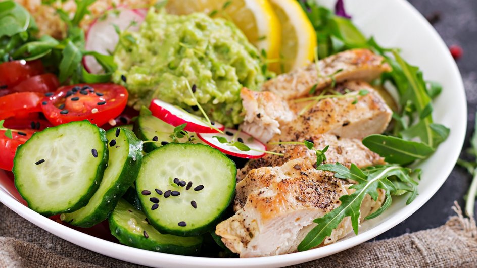 ПП-боул с курицей и киноа крупным планом ПП-боул с курицей и киноа крупным планом
