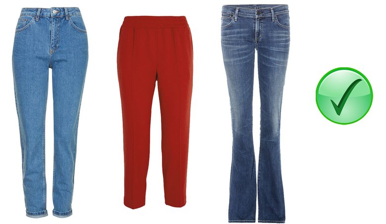 Девушкам-«треугольникам» сбалансировать широкий верх помогут джинсы и брюки, добавляющие объем в области бедер — mom jeans, брюки-бананы, джинсы, расклешенные от колена