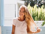 длинные волосы белая футболка блондинка длинные волосы белая футболка блондинка