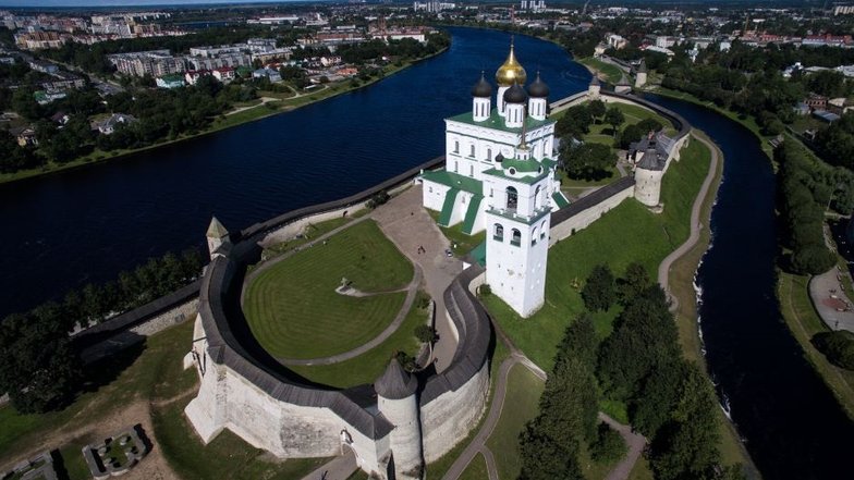 В Пскове очень много церквей, в том числе и довольно древних. Десять псковских храмов в прошлом году вошли в список Всемирного наследия ЮНЕСКО. В одном из соборов города можно увидеть уникальные фрески XII века.