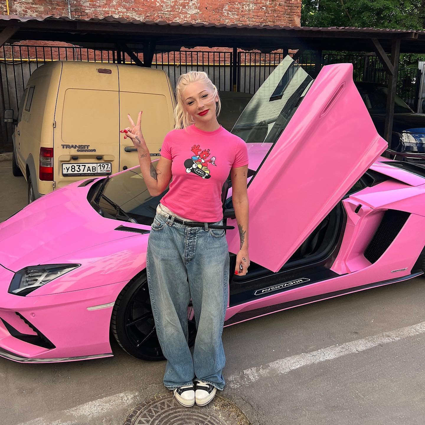 Настя Ивлеева показала свою розовую Lamborghini