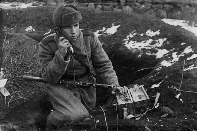 Старший сержант РККА у полевого телефона УНА-Ф-42 (УНА-Ф-43). 1944-1945 гг Старший сержант РККА у полевого телефона УНА-Ф-42 (УНА-Ф-43). 1944-1945 гг