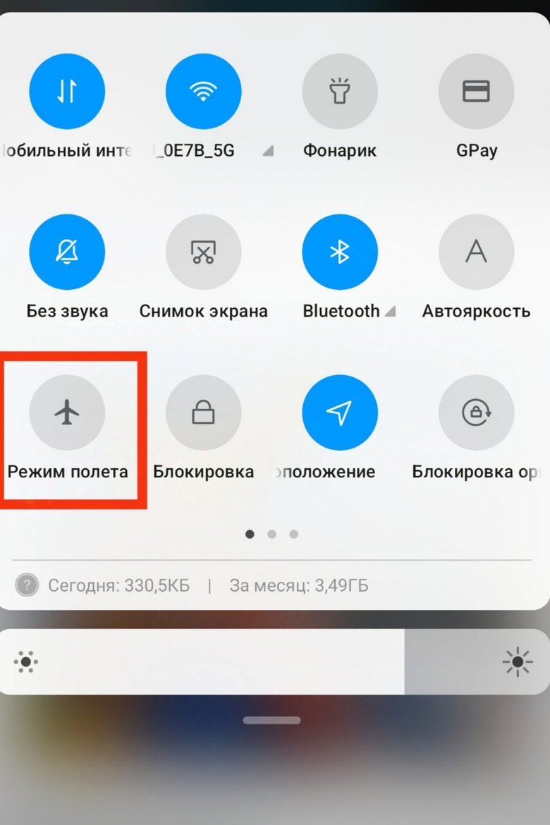 Скриншот экрана телефона, на котором красным квадратом выделен знак авиарежима Скриншот экрана телефона, на котором красным квадратом выделен знак авиарежима