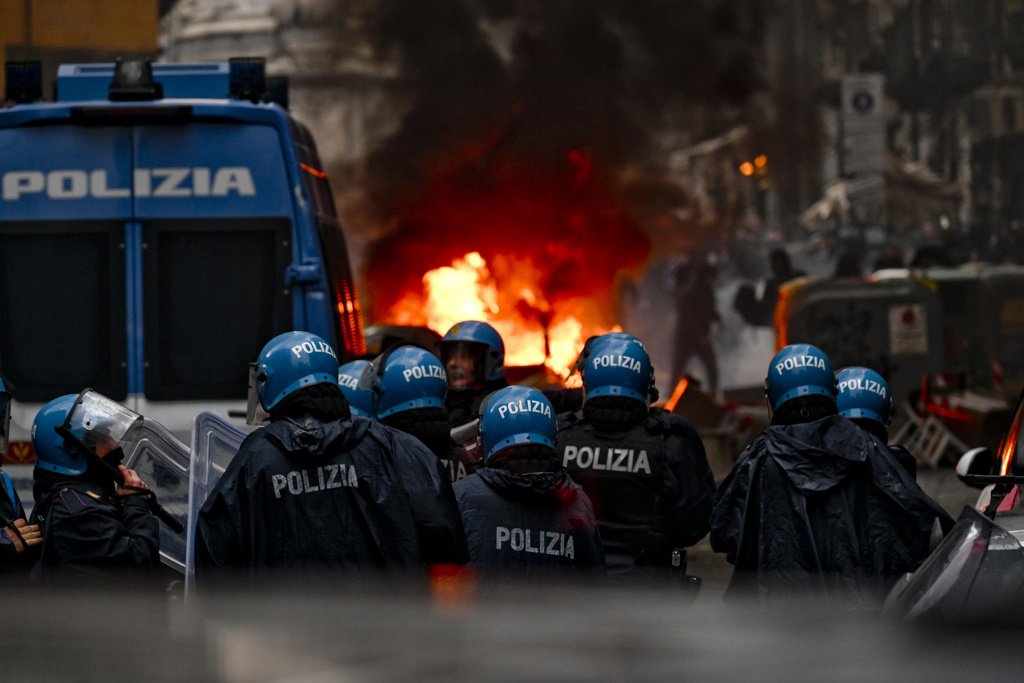 Фанаты «Наполи» и «Айнтрахта» устроили массовую драку с полицией