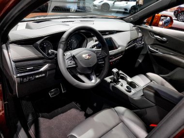 slide image for gallery: 23583 | Cadillac XT4