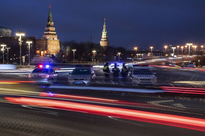 Сотрудники Дорожно-патрульной службы на Боровицкой площади в Москве