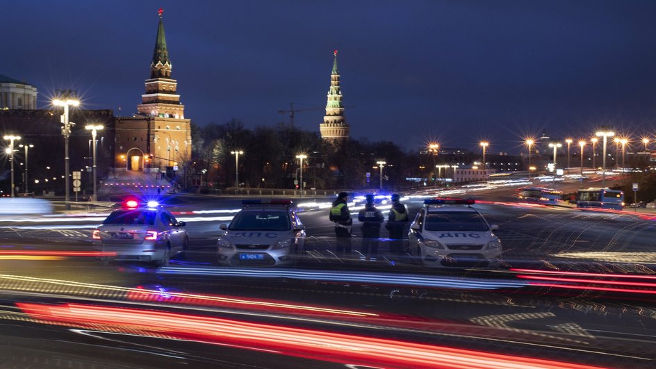 Сотрудники Дорожно-патрульной службы на Боровицкой площади в Москве