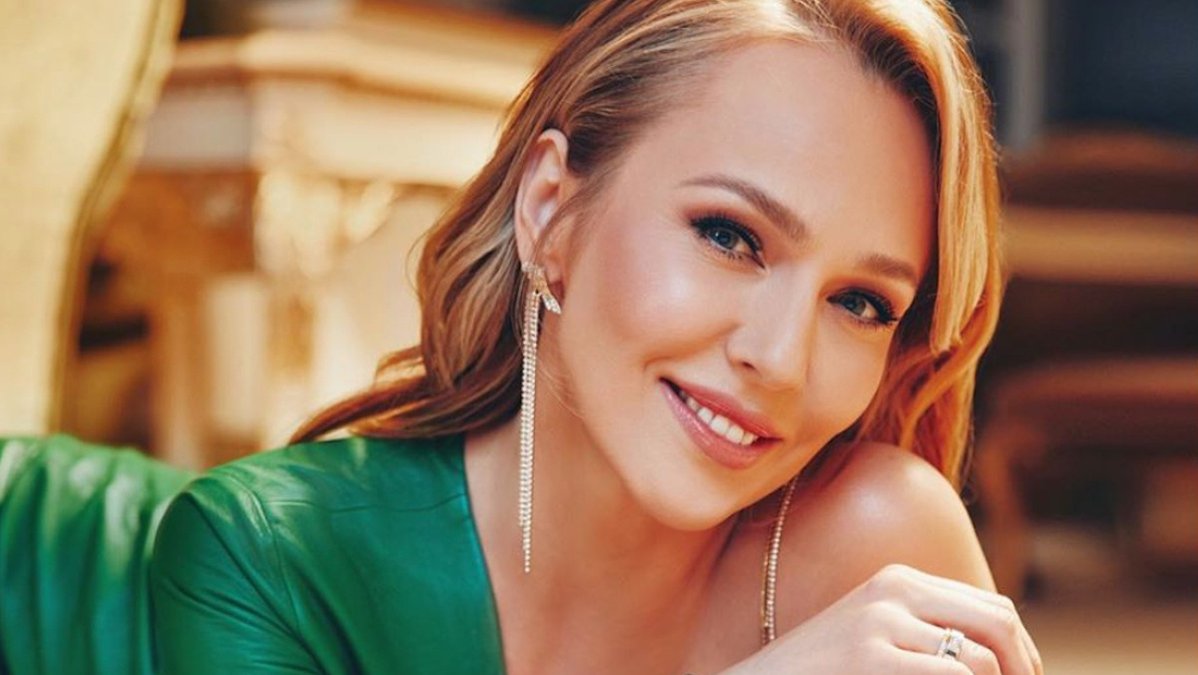 Альбина Джанабаева восхитила поклонников кадром с уютной фотосессии
