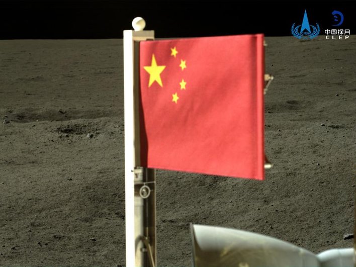 Китайский национальный флаг, развернутый на обратной стороне Луны