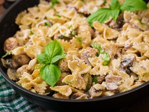 Паста с курицей и грибами