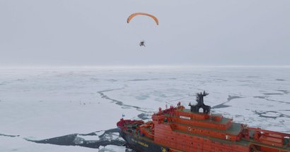 Федор Конюхов первым в мире пролетел над Северным полюсом на паралете