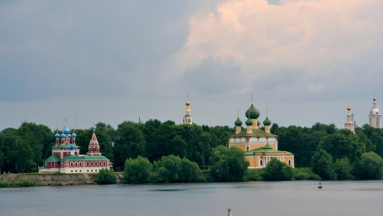 Во время круиза по Угличу, можно увидеть множество храмов.