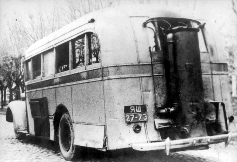 Пробовали делать и газогенераторные автобусы. К довоенному ЗИС-16 установку приторочили сзади. Позднее газогенератор пытались встроить и в вагонный кузов экспериментального ЗИС-17