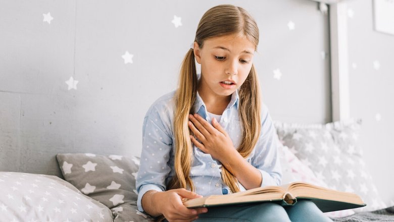 Девочка читает в книге, куда падает слог в слое «красивее». Девочка читает в книге, куда падает слог в слое «красивее».