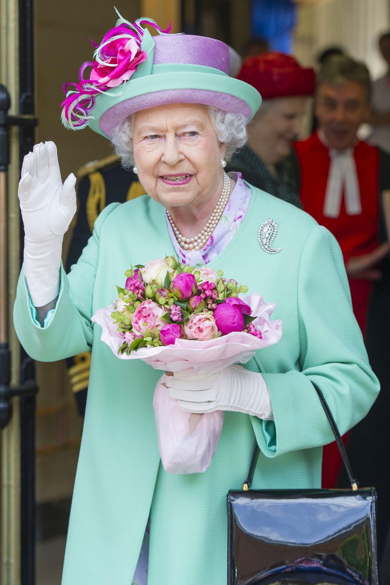 Королева Великобритании Елизавета II пожаловала ей женский аналог рыцарского титула