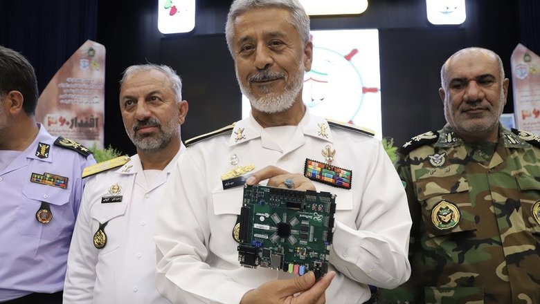 Иранские военные и безымянный квантовый чип. Фото: elchapuzasinformatico.com