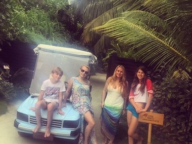 Slide image for gallery: 4683 | Сейчас 19-летняя девушка отправилась на каникулы на Мальдивы, где отдыхает вместе со своей мамой Ириной Абрамович, а также младшим братом Ильей