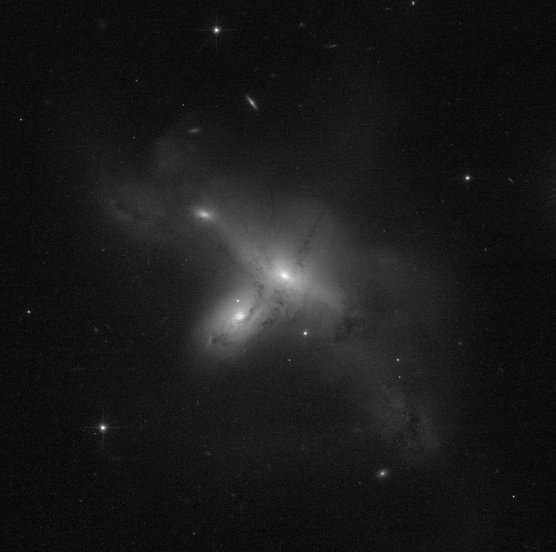 Редкая взаимодействующая пара галактик ARP-MADORE2115-273. Фото: NASA