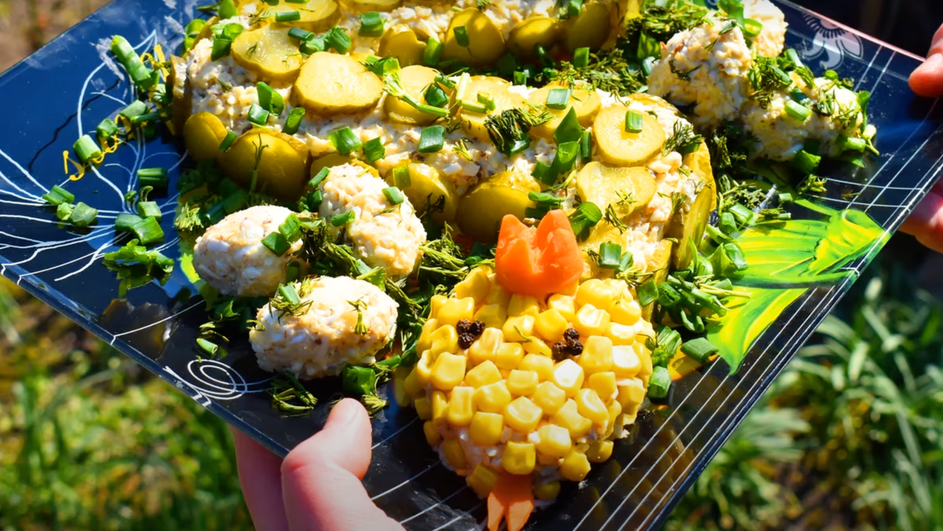 Салат "Змейка" с красной рыбой, кальмарами и икрой Салат "Змейка" с красной рыбой, кальмарами и икрой