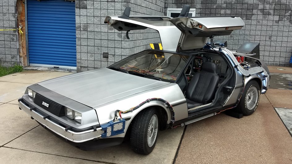 Реплика машины времени на базе автомобиля Delorean из фильма «Назад в будущее»