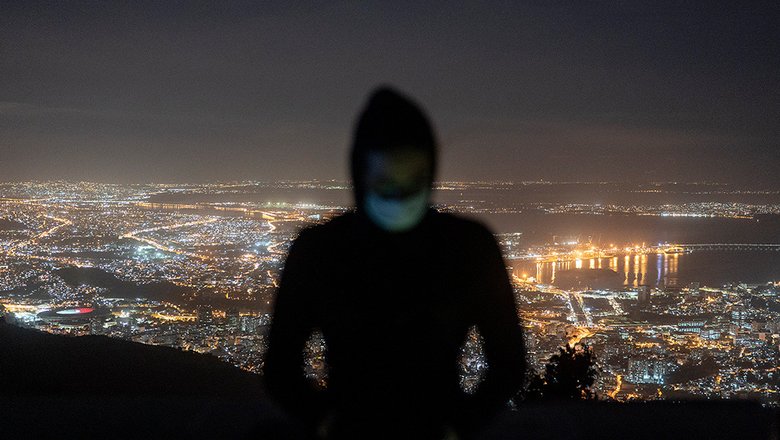 Мужчина на вершине горы Корковаду в Рио-де-Жанейро