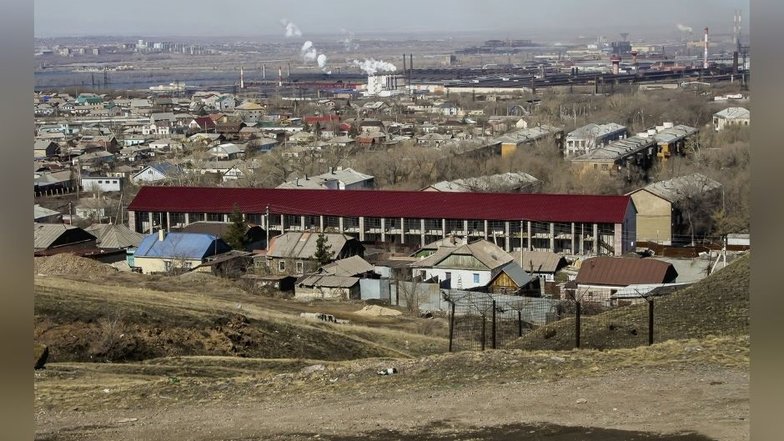 Магнитогорск расположен в Челябинской области, это второй по величине город в регионе. Здесь проживает чуть больше 413 тысяч человек, но численность населения постепенно сокращается.
