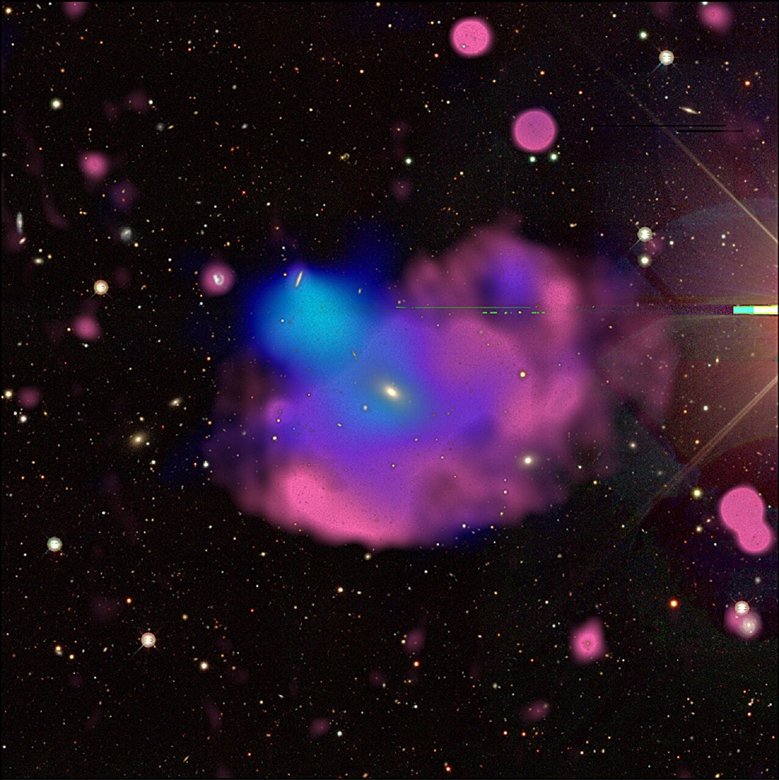 Это изображение радиокруга «Клеверный Лист» получено в нескольких диапазонах электромагнитного спектра: видимый свет от проекта DESI, рентгеновское излучение с телескопа XMM-Newton и радиоизлучение с австралийского радиотелескопа ASKAP.