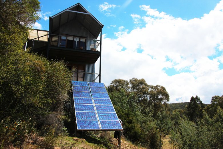 Солнечные батареи перед домом. Фото: Flickr / Takver