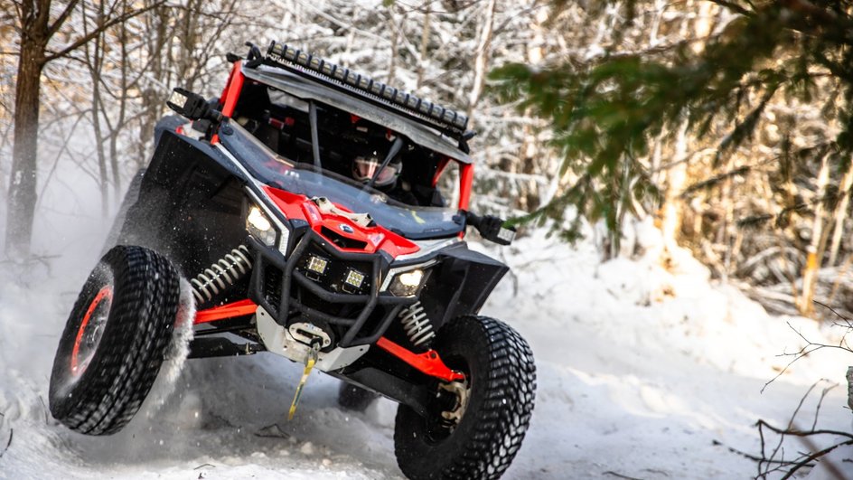 Багги BRP Maverick X3 с красными элементами на лесном участке ралли-рейда "Северный лес" в 2024 году