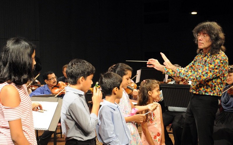 «Концерт в Индии с участием местных детей, приобщающихся к европейской музыке. Играем пьесу «Детский уголок» М.Броннера».