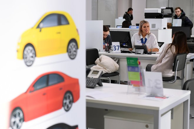 Клиенты мегамолла "ТрансТехСервис" в Казани. Мегамолл "ТрансТехСервис" является крупнейшим в России салоном автомобилей с пробегом площадью около 7 гектаров. Клиенты мегамолла "ТрансТехСервис" в Казани. Мегамолл "ТрансТехСервис" является крупнейшим в России салоном автомобилей с пробегом площадью около 7 гектаров.