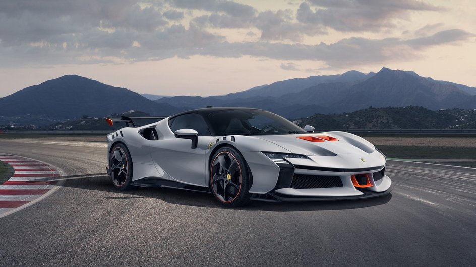 Гиперкар Ferrari SF90 XX на трассе Гиперкар Ferrari SF90 XX на трассе